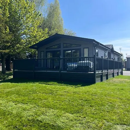 Sunbird Lodge With Hot Tub York Exterior photo