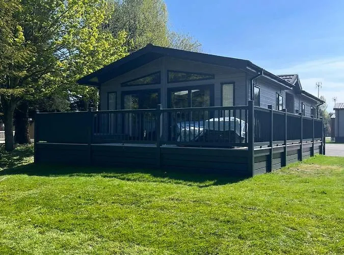 Sunbird Lodge With Hot Tub