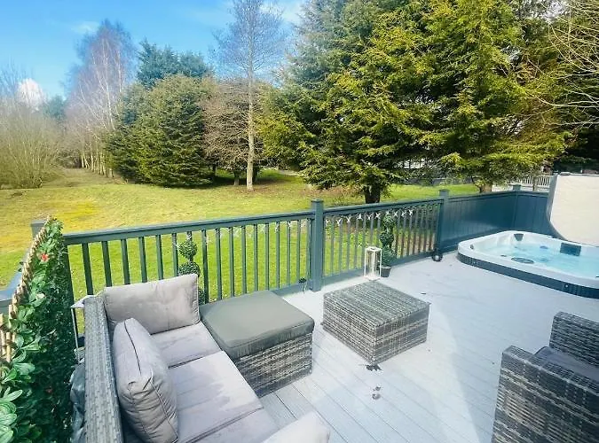 Sunbird Lodge With Hot Tub