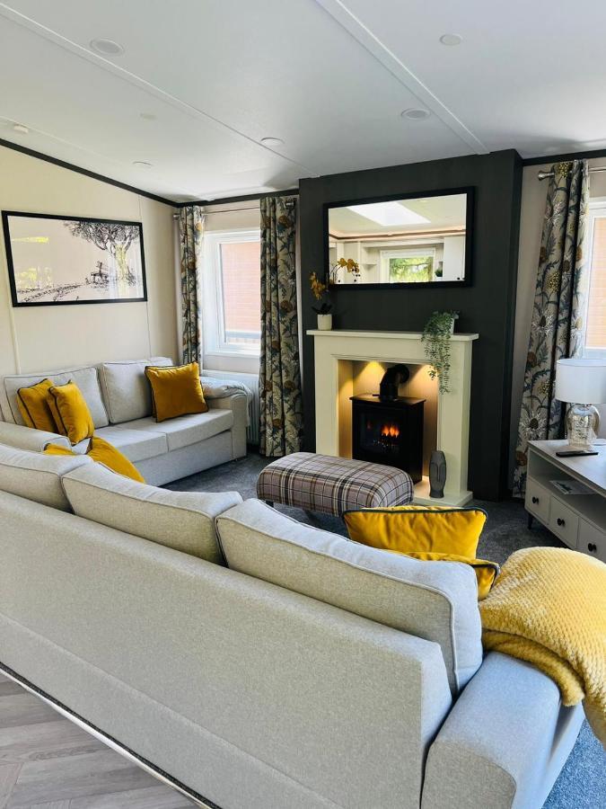 Sunbird With Hot Tub Holiday home York