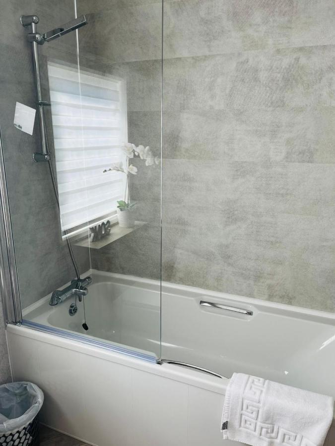 Holiday home Sunbird With Hot Tub