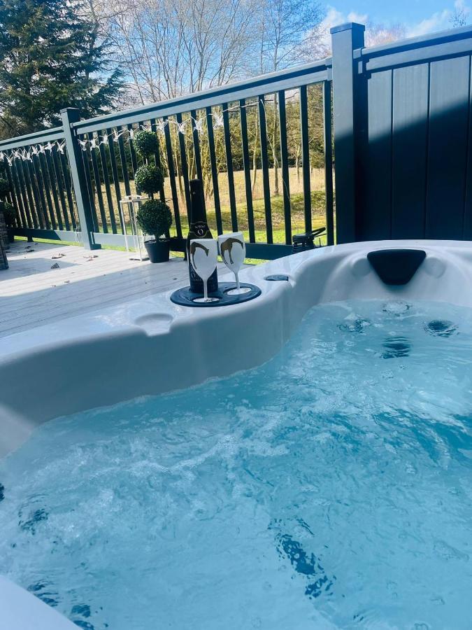 Holiday home Sunbird With Hot Tub *