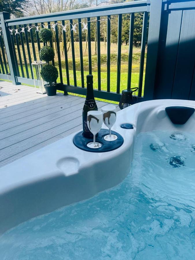 Sunbird With Hot Tub Holiday home York